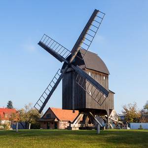 Bockwindmühle Grieben vor blauem Himmel