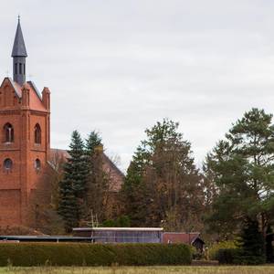 Kirche Weißewarte aus der Ferne