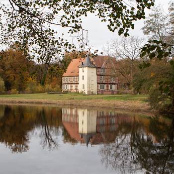 Herrenhaus in Briest mit Schlossteich im Vordergrund