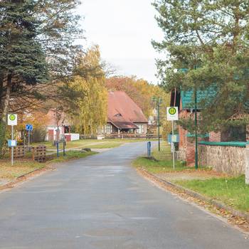 Dorfstraße in Brunkau, rechts ein Haus mit grünem Dach
