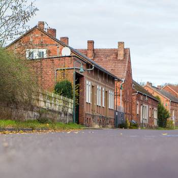 im Vordergrund die Dorfstraße, in Hintergrund die ersten Häuser von Klein Schwarzlosen