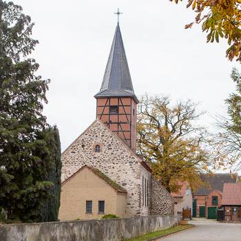 Dorfkirche in Stegelitz mit Friedhofsmauer und Dorfstraße