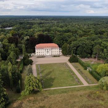 Luftbild Neues Schloss aus der Entfernung