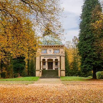 Mausoleum im Stadtpark von Tangerhütte im Herbst