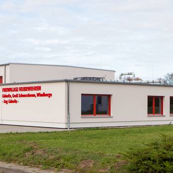 Feuerwehrgerätehaus i n Lüderitz mit 5 roten Rolltoren