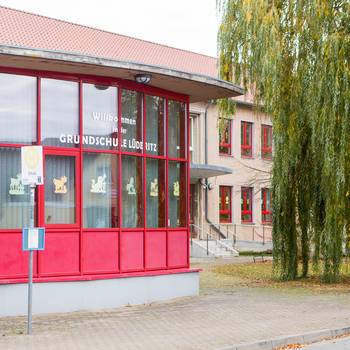 Grundschule Lüderitz mit Pausenhalle und Bushaltestelle