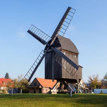 Bockwindmühle Grieben vor blauem Himmel
