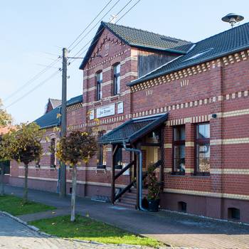 Gaststätte "Zur Tenne" in Ringfurth mit Dorfstraße links