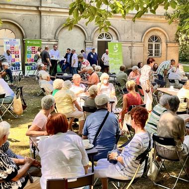 ein Bürgercafe bei bestem Wetter am Schloss in Tangerhütte
