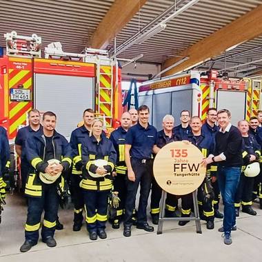 Herr Brohm und Herr Franke überreichen anlässlich der 135,jährigen Jubiläums einen Stehtisch an die Feuerwehr in Tangerhütte