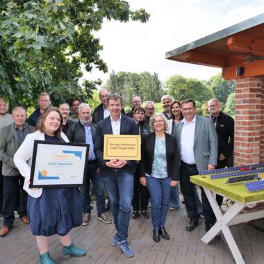 Ein Gruppenbild mit allen Beteiligten und der Urkunde für die Stadt Tangerhütte