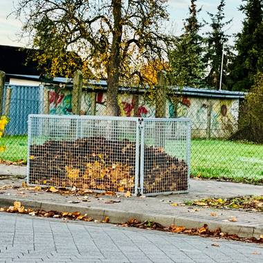 Ein zur Hälfte gefüllter Laubcontainer in der Stendaler Straße