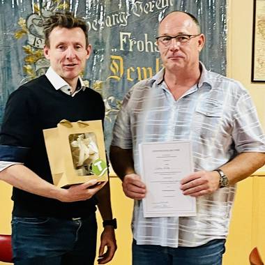 Bürgermeister der Einheitsgemeinde Andreas Brohm gratuliert dem neuen Bürgermeister Herrn Carsten Hintze