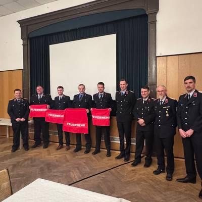 Kameraden der Feuerwehr mit Handtüchern mit dem Aufdruck "Feuerwehr"
