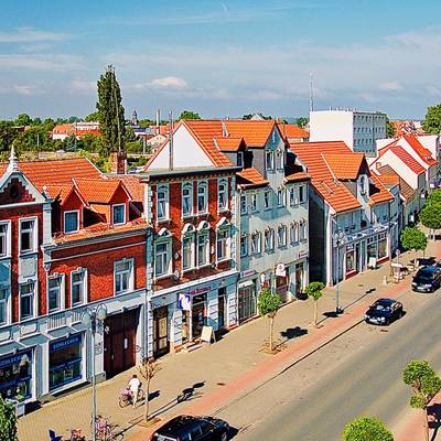 Einheitsgemeinde Stadt Tangerhütte von oben einigen Gebäuden und der Straße