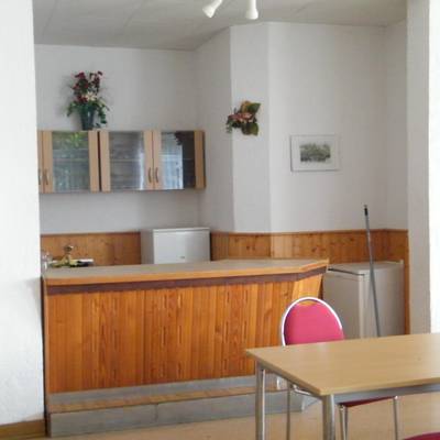 Innenaufnahme des Versammlungsraumes mit Ausschankbereich im Dorfgemeinschaftshaus in Bittkau