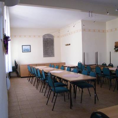 Innenaufnahme des Versammlungsraums des Dorfgemeinschaftshauses Sandfurth