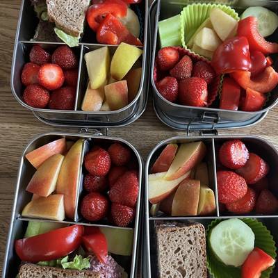 Gesunde Box mit viel Obst, Gemüse und Vollkornbrot
