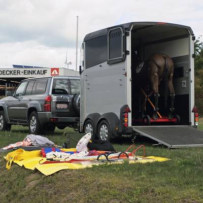 Wir sehen einen Pferdeanhänger samt Übungspferd und verschiedene Hilfsmittel die zur Tierrettung genutzt werden können