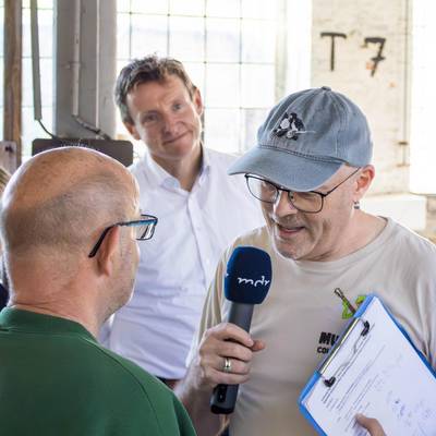 Peter Komnick wird vom MDR interviewt und steht Rede und Antwort