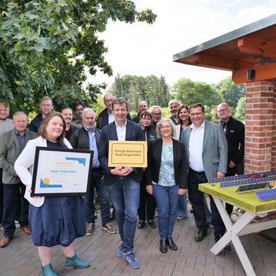 Ein Gruppenbild mit allen Beteiligten und der Urkunde für die Stadt Tangerhütte