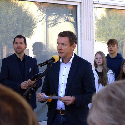 Bürgermeister Brohm hält eine Rede an die versammelten Gäste