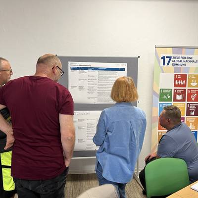 Mitglieder der Steuerungsgruppe beim Lesen der Ziele