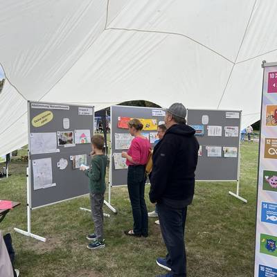 Besucher beim Betrachten der Bilder und der Stimmenabgabe