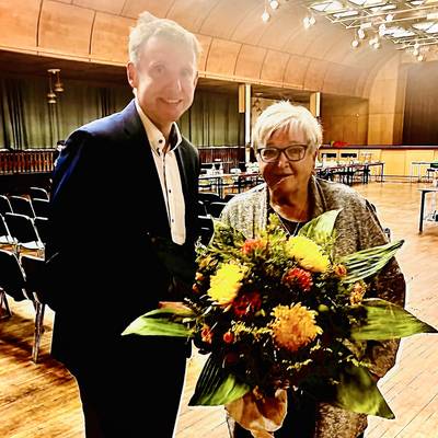 Frau Petra Fischer wird vom Bürgermeister der Einheitsgemeinde verabschiedet