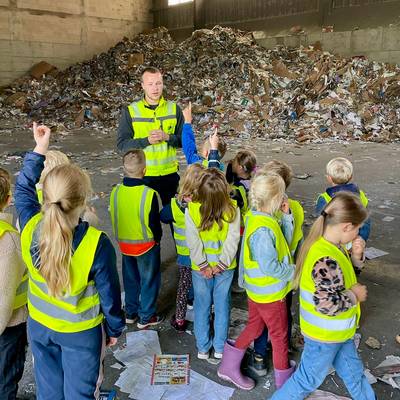 Die Kinder der GS-Grieben lassen sich von Hern Bethge den Recyclinghof erklären