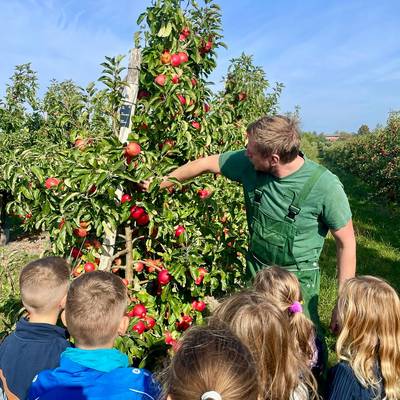 Die Kinder der GS-Grieben beim Besuch im Scheunenladen in Stendal