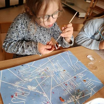 Die Kinder basteln aus Kastanien tolle Figuren