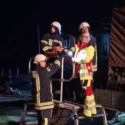 Feuerwehrleute üben den Ernstfall mit einem LKW
