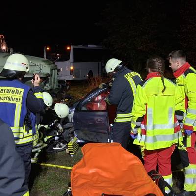 Feuerwehrleute üben den Ernstfall mit einem PKW