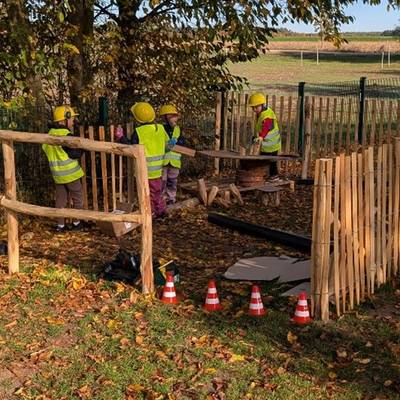 Die Kinder der Kita weihen ihre neue Holzbaustelle ein.