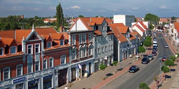 ein historisches Bild der Bismarckstraße östlich der Bahnstrecke in Tangerhütte &copy;EGem Stadt Tangerhütte